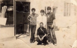 Slasticar Eso Fejzullai (u sredini, u bijelom mantilu) ispred Slasticarne