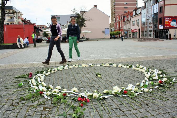 Prijedor danas. Stotinu dvije ruže za stotinu dvoje djece ubijene 1992. Svakog 31. maja cvijeće na glavnom gradskom trgu podsjeća na posljedice projekta razdvajanja naroda koji u Prijedoru još uveliko traje.